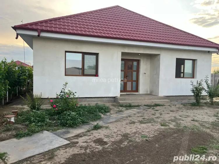 Casa de vanzare la intrare in sat Costi