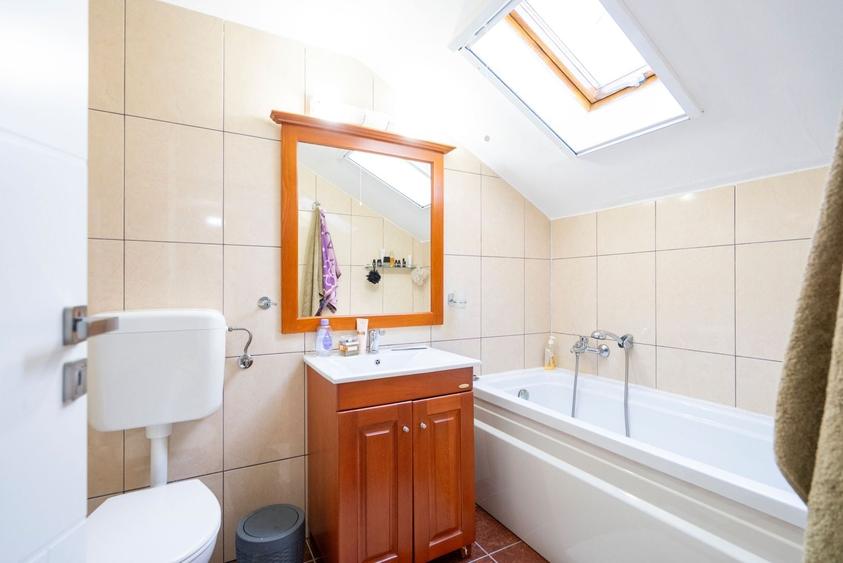 Casă individuală cu 4 camere cu Canalizare în Nojorid