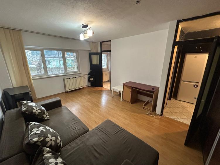 Titan Costin Georgian Garsoniera 37 Mp Bloc 1987 Reabilitat 3 Min Metrou - 1