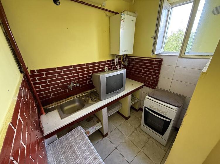 Ofer spre vanzare Garsoniera la etajul 1 zona Ostrovului nr 11 - 8
