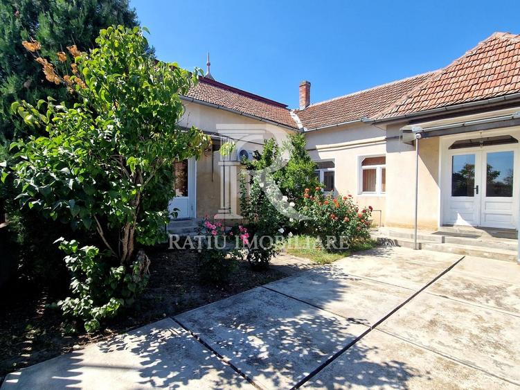 Casă individuală cu 6 camere cu Canalizare în Central