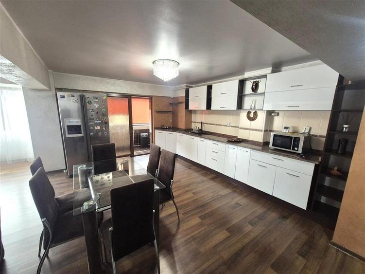 Apartament cu 3 camere decomandat în Călărași