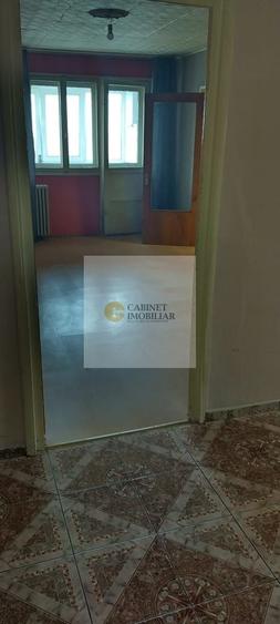 Apartament cu 3 camere semidecomandat în Giulești