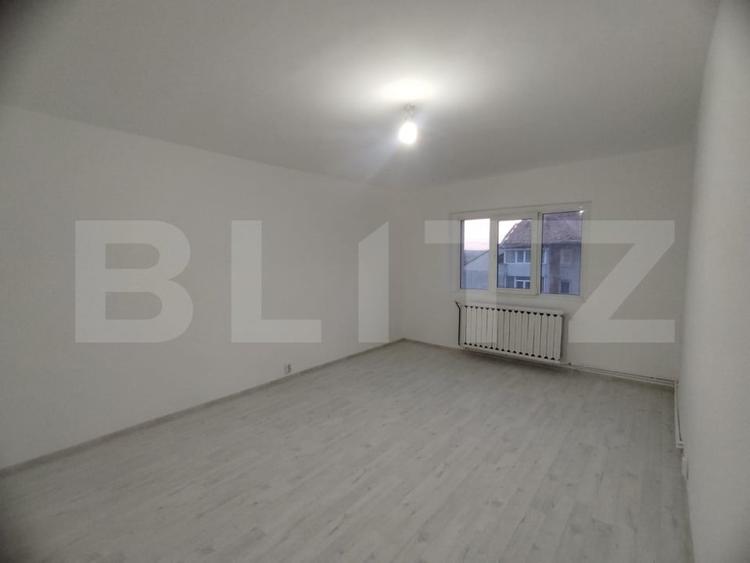 Apartament cu 3 camere decomandat în Tomești