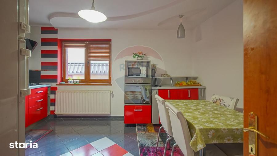 Casă cu 7 camere cu Teren 300 Mp în Central