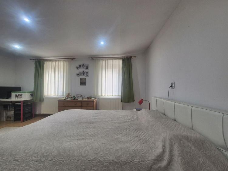 Casă individuală cu 3 camere cu Canalizare în Central