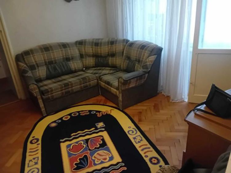 Apartament cu 3 camere semidecomandat în Dărmănești