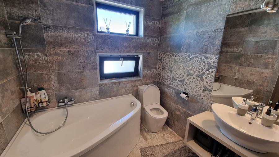 Individuala - 4 Camere - 3 Bai - Piscina - Mobilata Utilata - 9