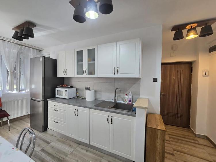 De vanzare Apartament 3 camere, zona Centru. - 1