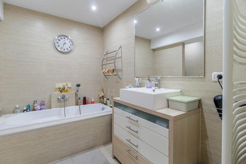 Cladire Moderna, Ideala pentru Locuinta sau Afacere, cu Terasa Panoramica - 14