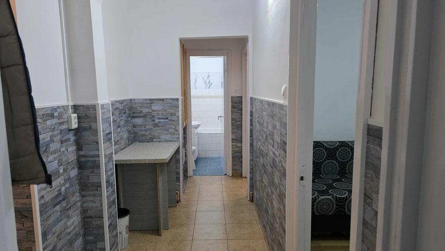 Inchiriez apartament cu 3 camere in zona centrala - 2
