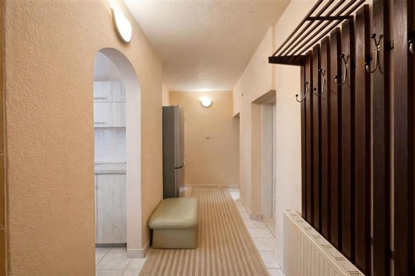 Casa potential:activitati comerciale, birouri, locuire multifamiliala,677 mp ter - 6