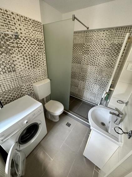 Romana / 3 min metrou / Centrala propie / Studio renovat / - 8