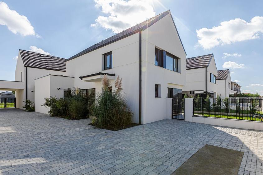 Casa Modernă cu Spații Vitrate Generoase - 1