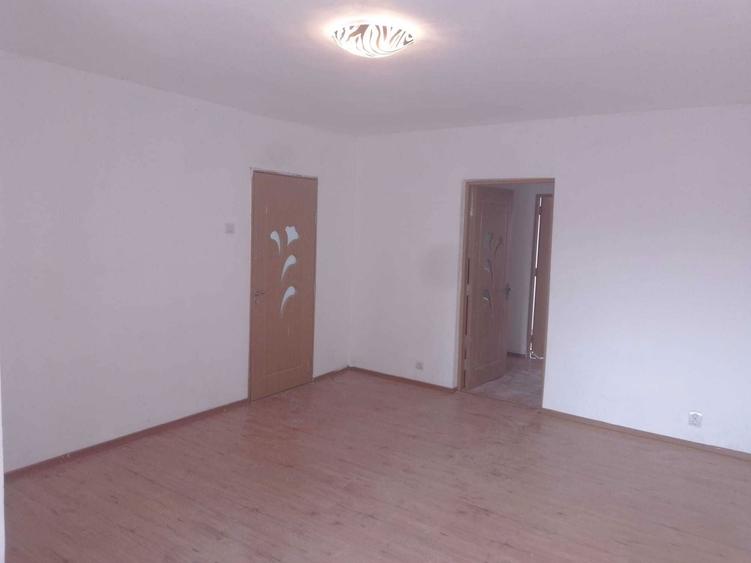 Vand apartament 2 camere semidecomandat et 4 60mp zona primaria - 2