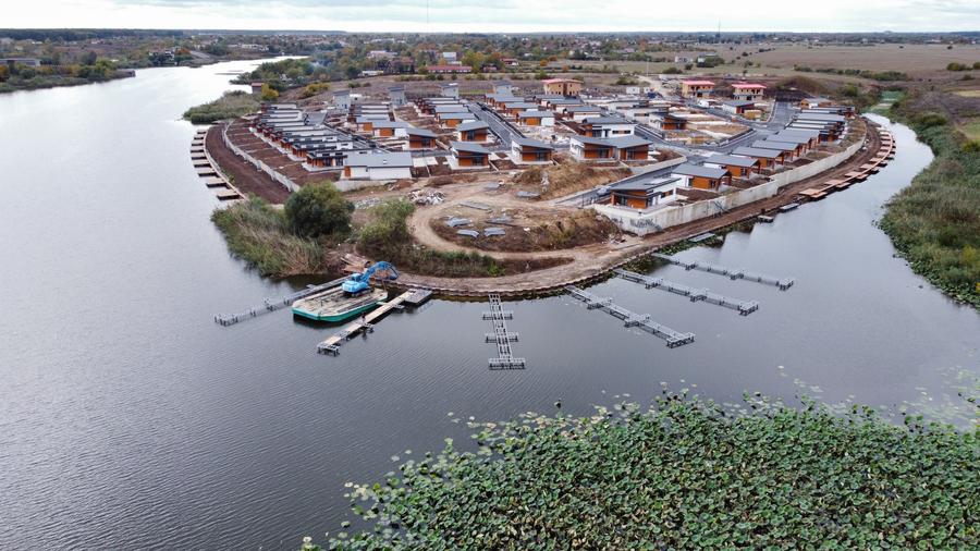 CASA PE MALUL LAUCLUI SNAGOV CU PONTON PRIVAT - 1