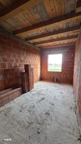 Casa la rosu de vanzare Vetis, str. Viorelelor - 10