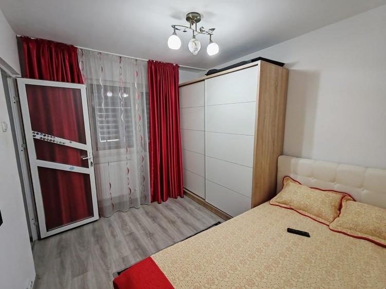 Vând apartament 3 camere semidecomandat 55mp izolat gaze et3 str.Aleea Farului h - 3
