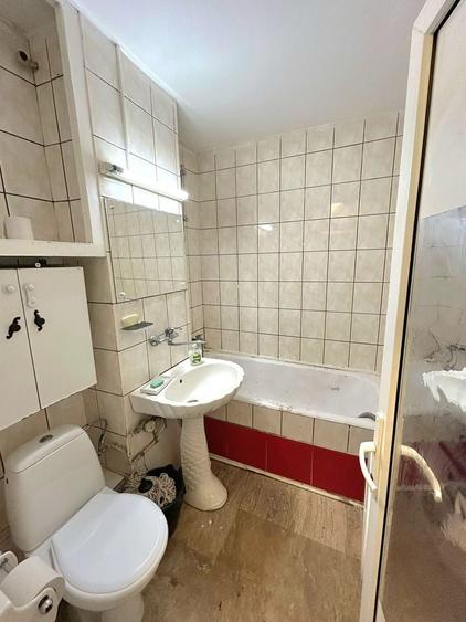 Apartament cu 3 camere decomandat, mobilat în Lipovei