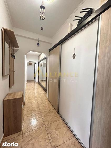 Apartament cu 3 camere, mobilat în Central — fotografia 1