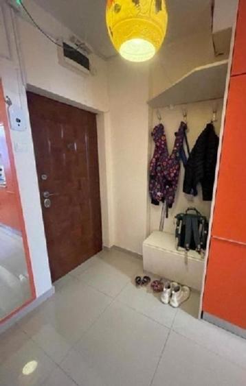 Apartament cu 3 camere semidecomandat, mobilat în Grivița