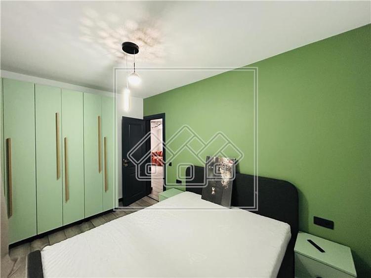 Apartament cu 3 camere nedecomandat, mobilat în Exterior Sud