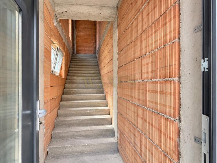 Apartament cu 4 camere semidecomandat în Mărăști