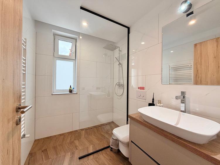 Apartament cu 4 camere în Tractorul