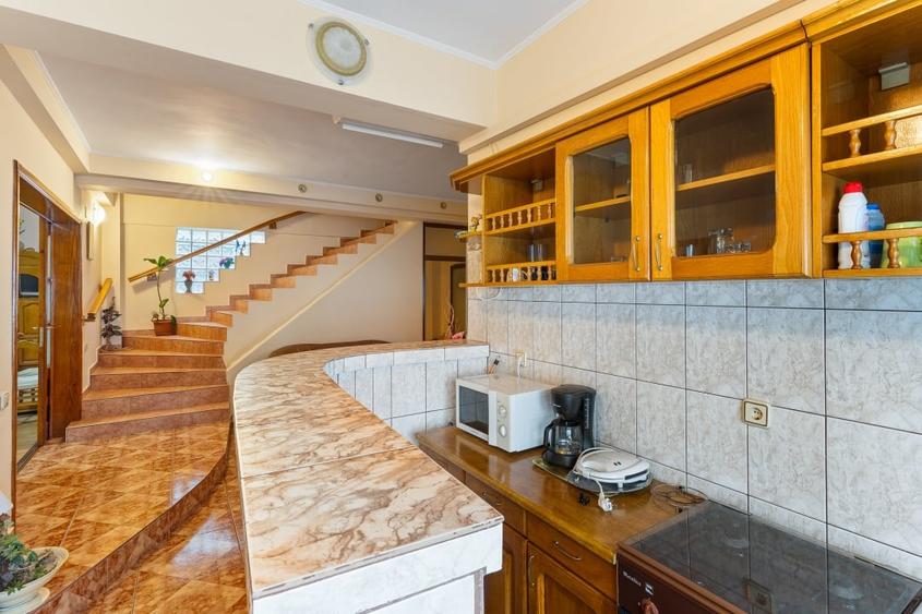 Casă individuală cu 8 camere cu Garaj în Faleza Nord