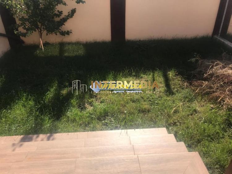 Duplex cu 4 camere cu Canalizare în Micești