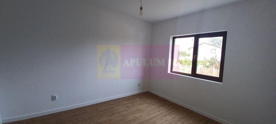 Casă individuală cu 4 camere decomandat cu Canalizare în Săbăreni