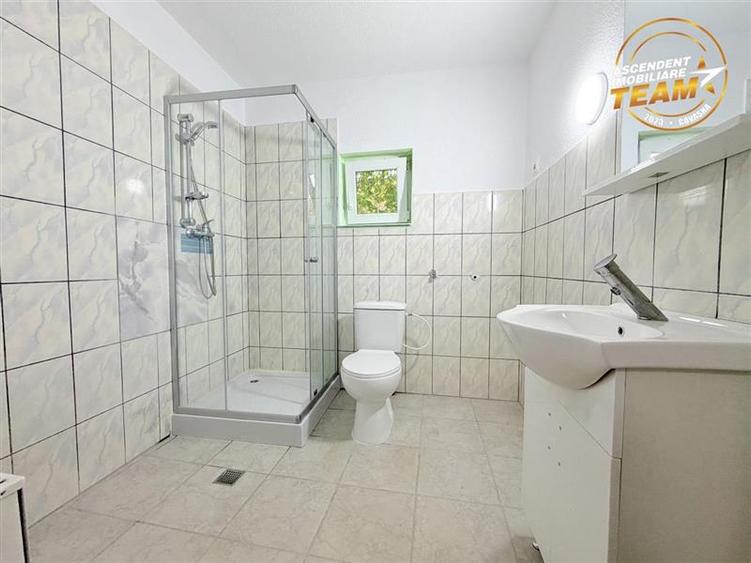 Casă individuală cu 6 camere cu Canalizare în Central