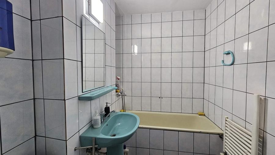 Zona Afi-Camera de comert apartament 3 camere etaj 1 - 12