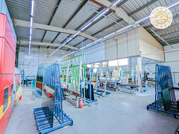 Hala + cladire birouri singur in curte cu 10 locuri de parcare - 2