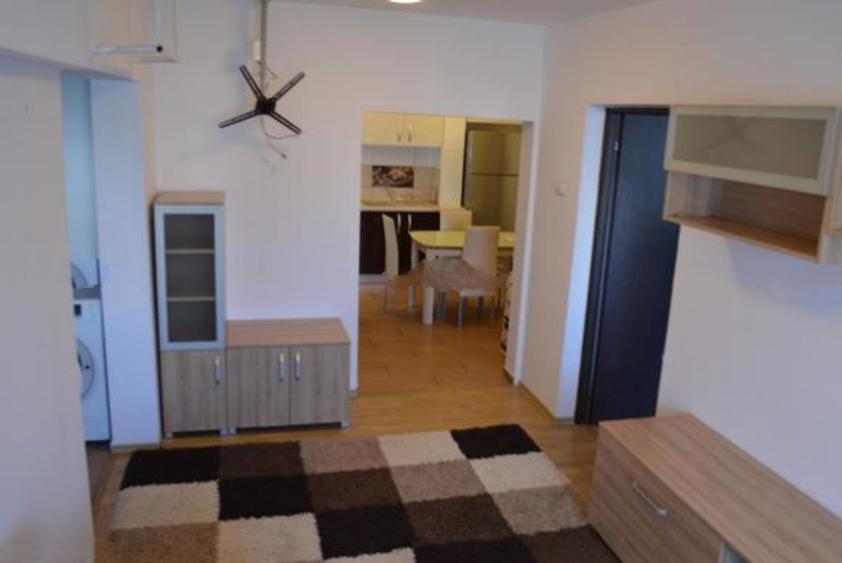 Apartament cu 3 camere semidecomandat, mobilat în Tineretului