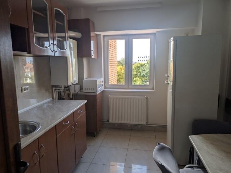 Apartament cu 3 camere decomandat în Central