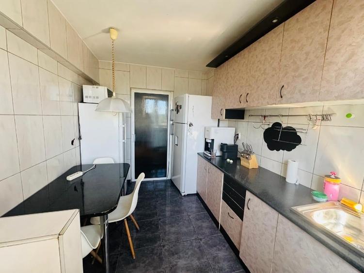Apartament cu 3 camere decomandat, mobilat în Titan