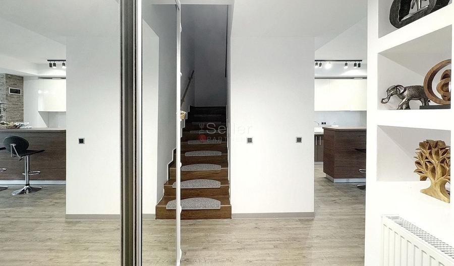 Terase generoase cu vederea spre padure - 11