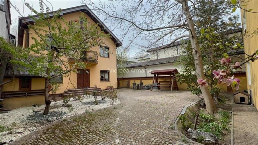 Proprietate deosebita de vanzare in centrul Bacaului- eleganta, istorie si inves