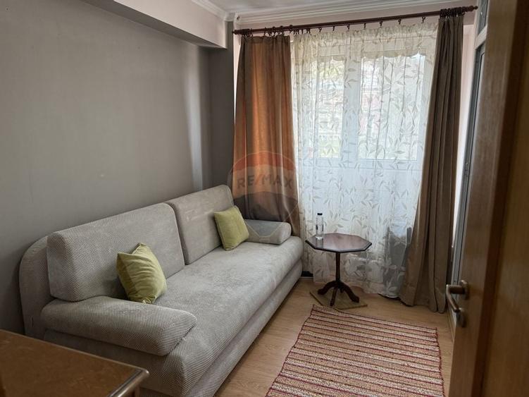 Apartament cu 3 camere de vânzare în Centrul orașului Câmpulung - 1