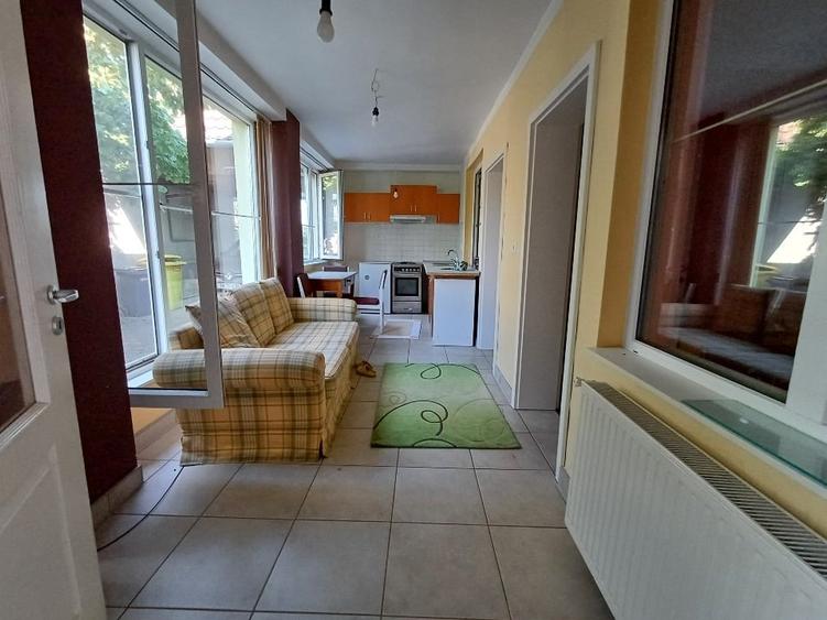 Casă individuală cu 11 camere cu Canalizare în Central
