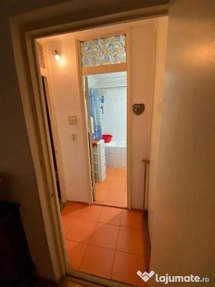 Apartament cu 3 camere semidecomandat în Rahova