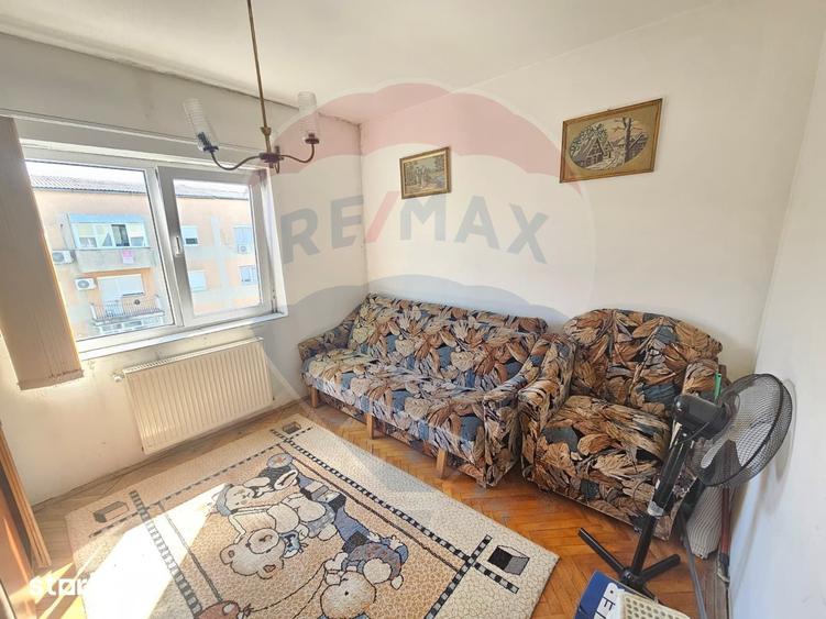 Apartament cu 3 camere semidecomandat în Central