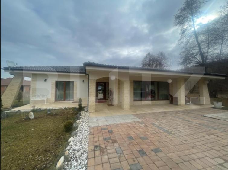 Casa de vanzare, pe un singur nivel, 170 mp + 2.300 mp teren - 1