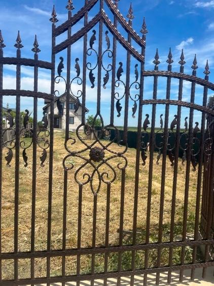 Vînd casā , vilā : la gri - 7