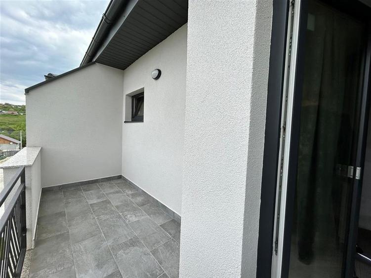 Duplex cu 4 camere cu Canalizare în Bucium