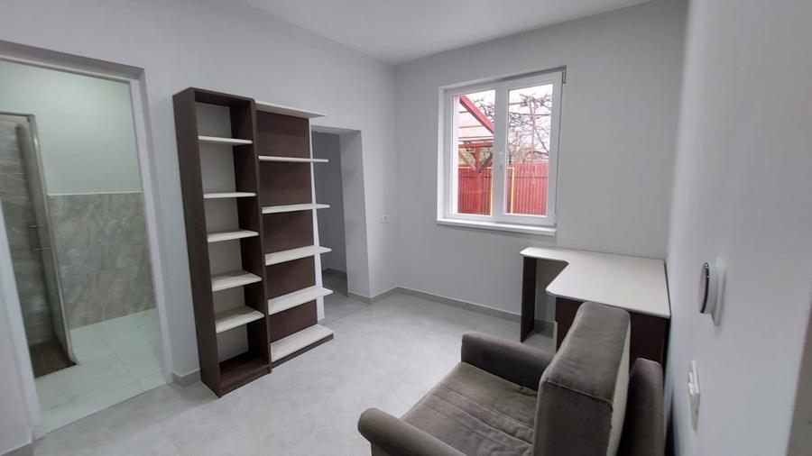 Inchiriez o casa intr-o curte comuna, zona Teatru - 4