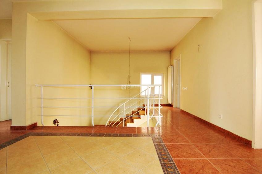 Casă individuală cu 5 camere cu Canalizare în Central
