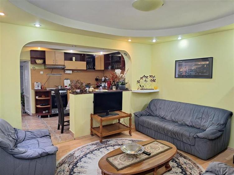 Casa Bartolomeu, pe doua nivele, stil deosebit, curte comuna - 3