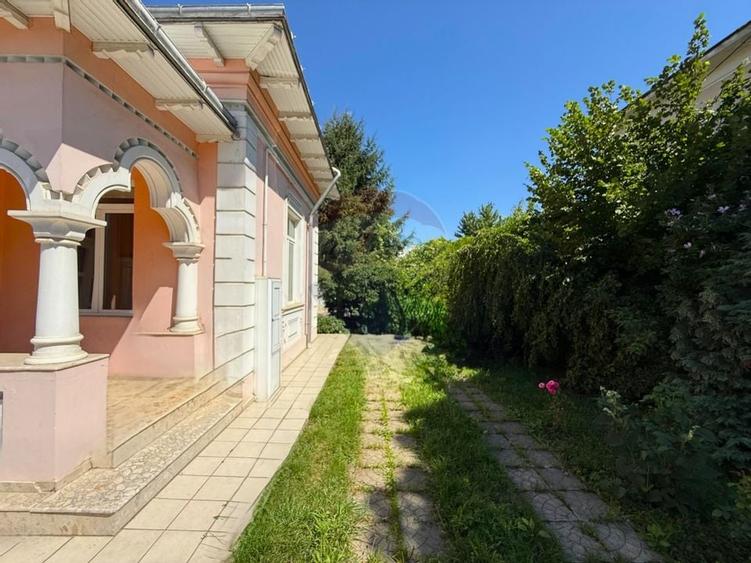Casa interbelica de vanzare - probabil cea mai frumoasa din Roman - 9